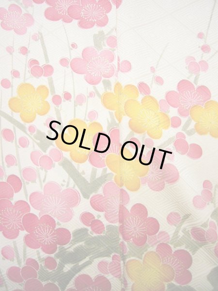 画像13: G0630H 振袖 女性用着物  シルク（正絹）  シャイニーな オフ　ホワイト, 梅 【中古】 【USED】 【リサイクル】 ★★★★☆ (13)