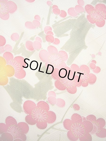 画像14: G0630H 振袖 女性用着物  シルク（正絹）  シャイニーな オフ　ホワイト, 梅 【中古】 【USED】 【リサイクル】 ★★★★☆ (14)