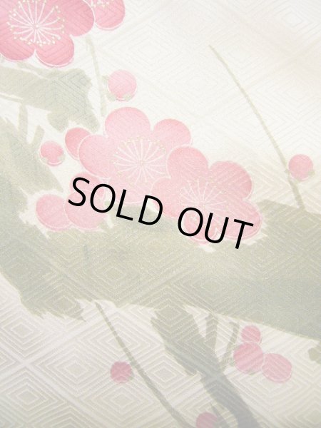 画像16: G0630H 振袖 女性用着物  シルク（正絹）  シャイニーな オフ　ホワイト, 梅 【中古】 【USED】 【リサイクル】 ★★★★☆ (16)