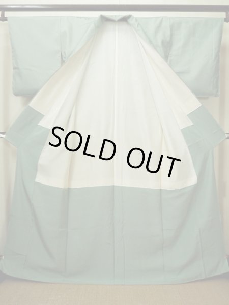 画像3: G0630U 訪問着 女性用着物 大島紬、スワトウ刺繍 シルク(正絹)  スモーキーな グリーン(緑), 花 【中古】 【USED】 【リサイクル】 ★★★★☆ (3)