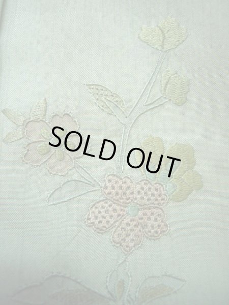 画像11: G0630U 訪問着 女性用着物 大島紬、スワトウ刺繍 シルク(正絹)  スモーキーな グリーン(緑), 花 【中古】 【USED】 【リサイクル】 ★★★★☆ (11)