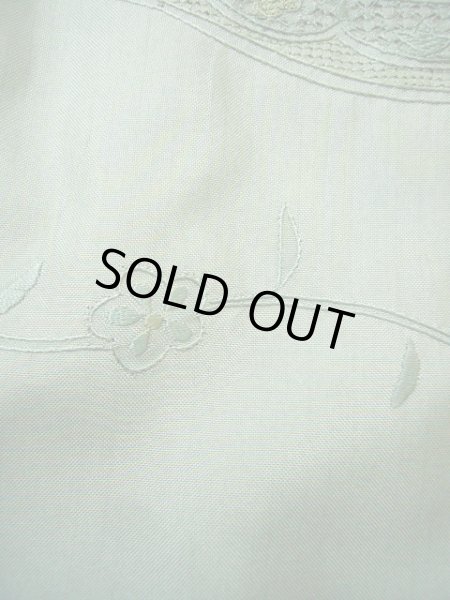 画像19: G0630U 訪問着 女性用着物 大島紬、スワトウ刺繍 シルク(正絹)  スモーキーな グリーン(緑), 花 【中古】 【USED】 【リサイクル】 ★★★★☆ (19)