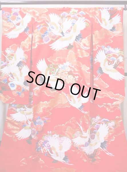 画像2: G0805V 打掛 女性用着物  シルク(正絹)  明るい 赤, 鶴 【中古】 【USED】 【リサイクル】 ★★★★☆ (2)