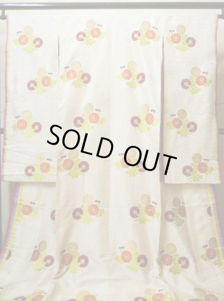 画像2: G0826A 打掛 女性用着物 十二単風 シルク(正絹)   オフ ホワイト, 菊 【中古】 【USED】 【リサイクル】 ★★★☆☆ (2)