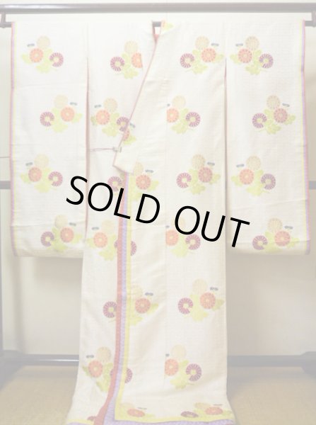 画像3: G0826A 打掛 女性用着物 十二単風 シルク(正絹)   オフ ホワイト, 菊 【中古】 【USED】 【リサイクル】 ★★★☆☆ (3)