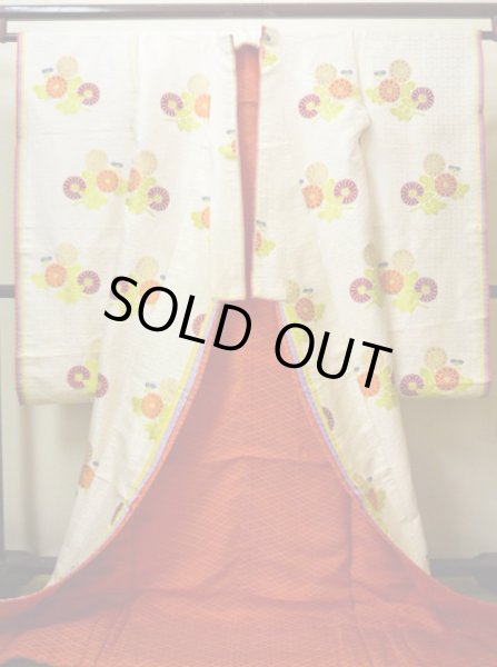 画像5: G0826A 打掛 女性用着物 十二単風 シルク(正絹)   オフ ホワイト, 菊 【中古】 【USED】 【リサイクル】 ★★★☆☆ (5)