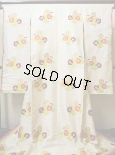 画像6: G0826A 打掛 女性用着物 十二単風 シルク(正絹)   オフ ホワイト, 菊 【中古】 【USED】 【リサイクル】 ★★★☆☆ (6)