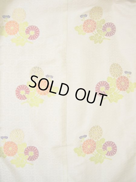 画像7: G0826A 打掛 女性用着物 十二単風 シルク(正絹)   オフ ホワイト, 菊 【中古】 【USED】 【リサイクル】 ★★★☆☆ (7)