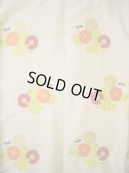 画像8: G0826A 打掛 女性用着物 十二単風 シルク(正絹)   オフ ホワイト, 菊 【中古】 【USED】 【リサイクル】 ★★★☆☆ (8)