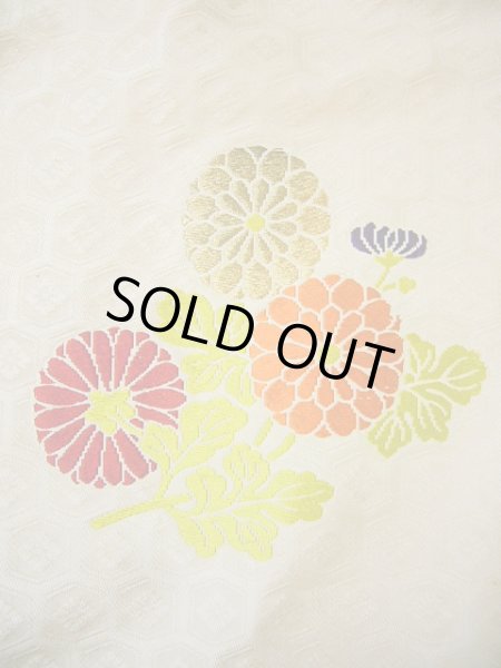 画像9: G0826A 打掛 女性用着物 十二単風 シルク(正絹)   オフ ホワイト, 菊 【中古】 【USED】 【リサイクル】 ★★★☆☆ (9)