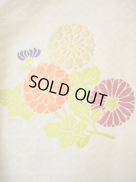 画像10: G0826A 打掛 女性用着物 十二単風 シルク(正絹)   オフ ホワイト, 菊 【中古】 【USED】 【リサイクル】 ★★★☆☆ (10)