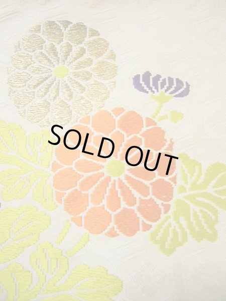 画像11: G0826A 打掛 女性用着物 十二単風 シルク(正絹)   オフ ホワイト, 菊 【中古】 【USED】 【リサイクル】 ★★★☆☆ (11)