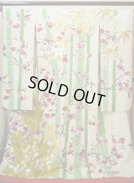 画像2: G0826B 打掛 女性用着物  シルク（正絹）  スモーキーな オフ　ホワイト, 梅 【中古】 【USED】 【リサイクル】 ★★☆☆☆ (2)