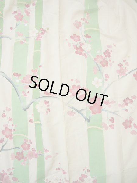 画像12: G0826B 打掛 女性用着物  シルク（正絹）  スモーキーな オフ　ホワイト, 梅 【中古】 【USED】 【リサイクル】 ★★☆☆☆ (12)