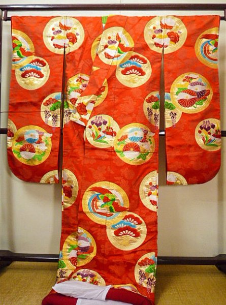 画像3: G0826E 打掛 女性用着物  シルク(正絹)  ダークな 朱赤, 丸 【中古】 【USED】 【リサイクル】 ★★★☆☆ (3)