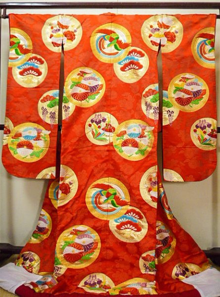 画像5: G0826E 打掛 女性用着物  シルク(正絹)  ダークな 朱赤, 丸 【中古】 【USED】 【リサイクル】 ★★★☆☆ (5)