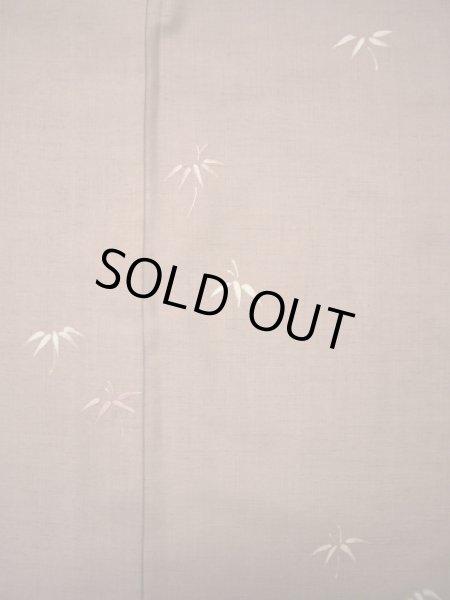 画像4: G1102Q 付下げ 女性用着物 単衣 シルク(正絹) スモーキーな 薄い ブラウン(茶色), 笹 【中古】 【USED】 【リサイクル】 ★★★☆☆ (4)