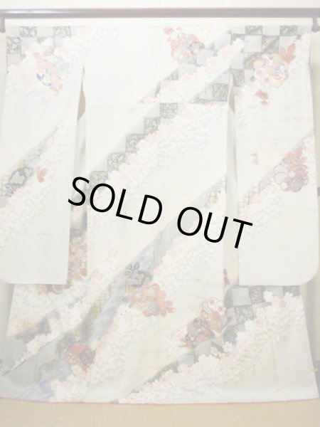 画像2: H1025K 振袖 女性用着物  シルク(正絹) 淡い 青みのある グレー(灰色), 桜 【中古】 【USED】 【リサイクル】 ★★★★☆ (2)