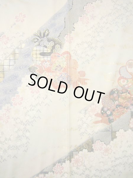 画像10: H1025K 振袖 女性用着物  シルク(正絹) 淡い 青みのある グレー(灰色), 桜 【中古】 【USED】 【リサイクル】 ★★★★☆ (10)