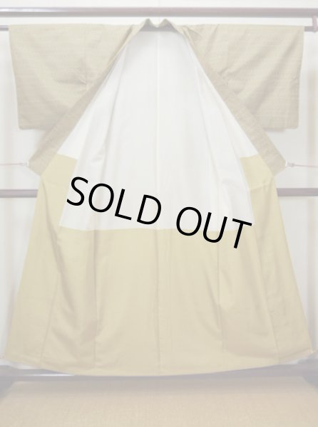 画像2: H1201E 大島紬 女性用着物  シルク(正絹)  スモーキーな カーキ, 菱 【中古】 【USED】 【リサイクル】 ★★★★☆ (2)