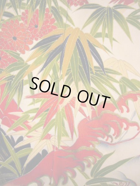 画像11: I0107T 振袖 女性用着物 明治時代 シルク（正絹）  スモーキーな オフ　ホワイト, 孔雀 【中古】 【USED】 【リサイクル】 ★☆☆☆☆ (11)