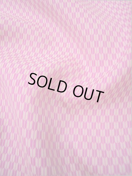 画像8: I0302R 織 女性用着物  シルク(正絹)  明るい ピンク, 矢絣 【中古】 【USED】 【リサイクル】 ★★☆☆☆ (8)