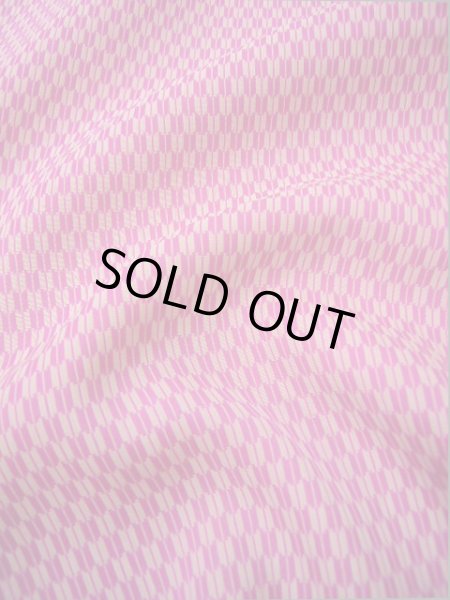 画像9: I0302R 織 女性用着物  シルク(正絹)  明るい ピンク, 矢絣 【中古】 【USED】 【リサイクル】 ★★☆☆☆ (9)