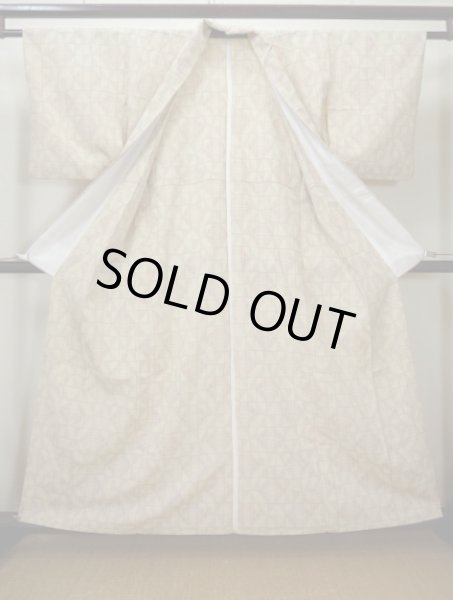 画像2: I0525P 単衣 女性用着物  シルク（正絹）  クリーミーな ベージュ, 蝶々 【中古】 【USED】 【リサイクル】 ★★☆☆☆ (2)