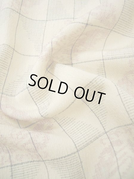 画像9: I0525P 単衣 女性用着物  シルク（正絹）  クリーミーな ベージュ, 蝶々 【中古】 【USED】 【リサイクル】 ★★☆☆☆ (9)