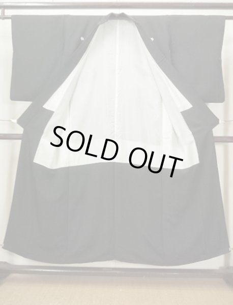 画像2: I0817E 喪服 女性用着物 家紋：蔦 シルク（正絹）   黒,  【中古】 【USED】 【リサイクル】 ★★☆☆☆ (2)