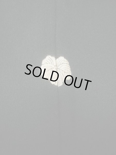 画像3: I0817E 喪服 女性用着物 家紋：蔦 シルク（正絹）   黒,  【中古】 【USED】 【リサイクル】 ★★☆☆☆ (3)