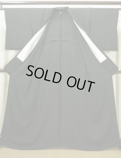 画像2: I0817Y 喪服 女性用着物 家紋：梶 シルク（正絹）   黒,  【中古】 【USED】 【リサイクル】 ★★★★☆ (2)