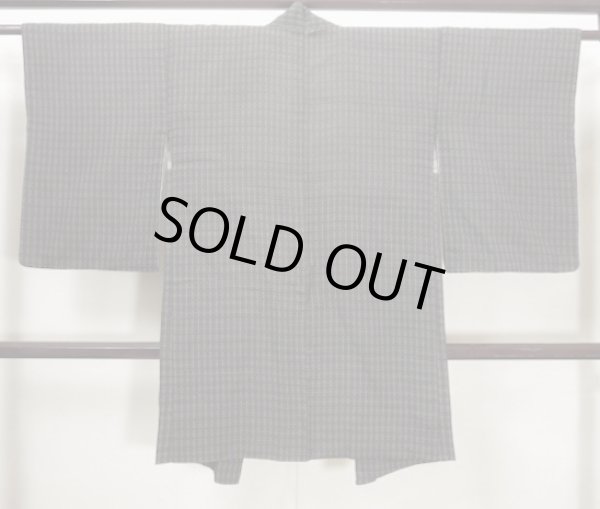 画像2: I1019Z 羽織 女性用着物  シルク（正絹）  スモーキーな 黒, 幾何学模様 【中古】 【USED】 【リサイクル】 ★★★★☆ (2)