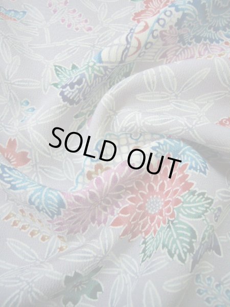画像12: I1109H 小紋 女性用着物  シルク（正絹） 淡い グレーがかった 藤, 桜 【中古】 【USED】 【リサイクル】 ★★★★☆ (12)