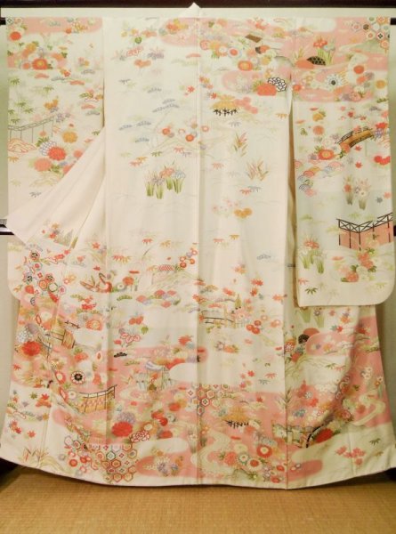 画像2: J0715S 振袖 女性用着物  シルク(正絹) 薄い  オフ ホワイト, 花 【中古】 【USED】 【リサイクル】 ★★★☆☆ (2)