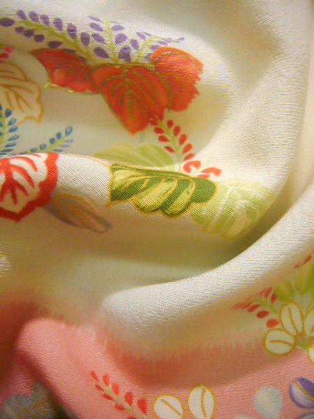 画像14: J0715S 振袖 女性用着物  シルク(正絹) 薄い  オフ ホワイト, 花 【中古】 【USED】 【リサイクル】 ★★★☆☆ (14)