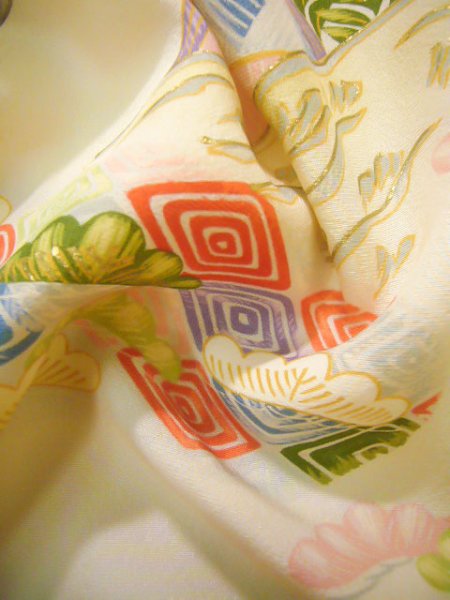 画像15: J0715S 振袖 女性用着物  シルク(正絹) 薄い  オフ ホワイト, 花 【中古】 【USED】 【リサイクル】 ★★★☆☆ (15)