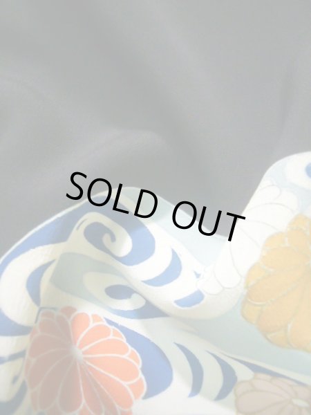 画像16: J0731G 留袖 女性用着物 比翼、お引きずり シルク(正絹) ダークな  黒, ぼたん 【中古】 【USED】 【リサイクル】 ★★★★☆ (16)