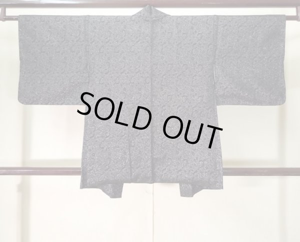 画像2: J0808I 羽織 女性用着物  シルク(正絹) シャイニーな  紫, 唐草 【中古】 【USED】 【リサイクル】 ★★★☆☆ (2)