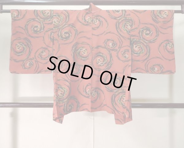 画像2: J0812V 羽織 女性用着物  綿 深い  朱赤, 抽象的模様 【中古】 【USED】 【リサイクル】 ★★★★☆ (2)