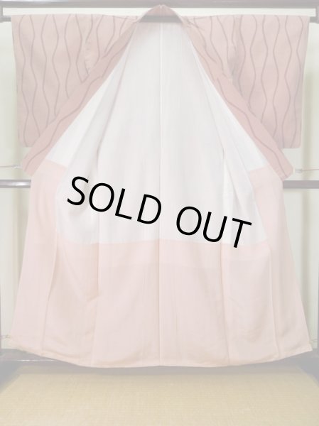 画像2: J1001F  紬 女性用着物  シルク（正絹） 淡い  ピンク, 立涌 【中古】 【USED】 【リサイクル】 ★☆☆☆☆ (2)