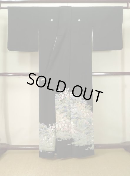 画像2: J1007I Mint  留袖 女性用着物 比翼(地紋) シルク(正絹)   黒, 花 【中古】 【USED】 【リサイクル】 ★★★★☆ (2)