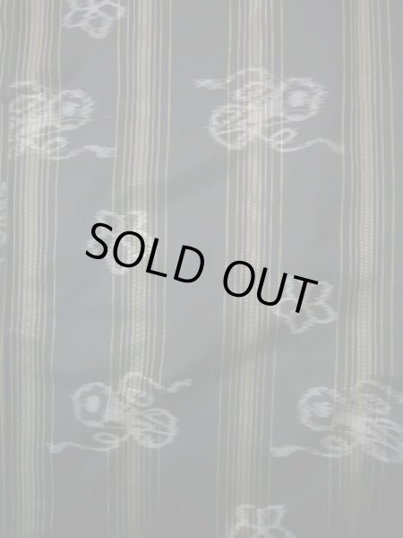 画像4: J1023F Mint  大島紬 女性用着物 縦横絣 シルク(正絹)   黒, 花 【中古】 【USED】 【リサイクル】 ★★★★★ (4)