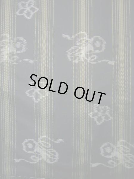 画像5: J1023F Mint  大島紬 女性用着物 縦横絣 シルク(正絹)   黒, 花 【中古】 【USED】 【リサイクル】 ★★★★★ (5)