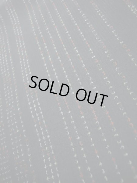 画像9: J1023H  大島紬 女性用着物 縦横絣 シルク（正絹）   オリーブ, 縞 【中古】 【USED】 【リサイクル】 ★★★★☆ (9)