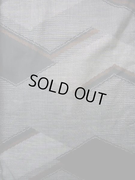 画像4: J1023Y  大島紬 女性用着物 縦横絣 シルク(正絹) ヘザー(杢)  黒, 幾何学模様 【中古】 【USED】 【リサイクル】 ★★★☆☆ (4)