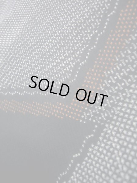 画像9: J1023Y  大島紬 女性用着物 縦横絣 シルク(正絹) ヘザー(杢)  黒, 幾何学模様 【中古】 【USED】 【リサイクル】 ★★★☆☆ (9)