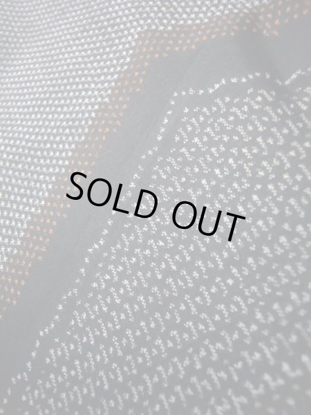 画像11: J1023Y  大島紬 女性用着物 縦横絣 シルク(正絹) ヘザー(杢)  黒, 幾何学模様 【中古】 【USED】 【リサイクル】 ★★★☆☆ (11)