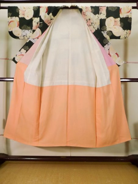 画像2: J1104I  子供用 女性用着物  シルク(正絹)   黒, 花 【中古】 【USED】 【リサイクル】 ★☆☆☆☆ (2)