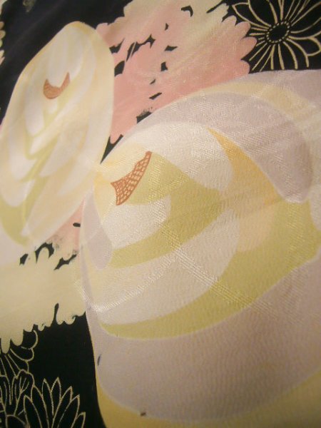 画像11: J1104I  子供用 女性用着物  シルク(正絹)   黒, 花 【中古】 【USED】 【リサイクル】 ★☆☆☆☆ (11)